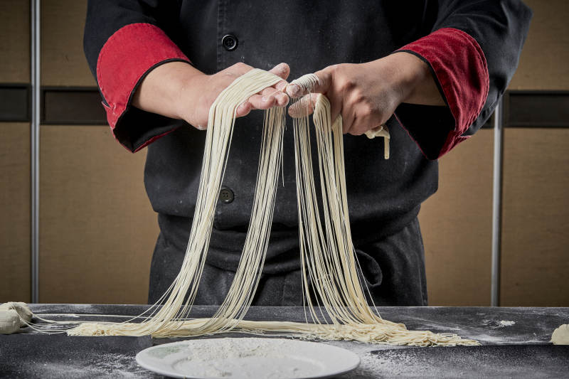 技艺精湛的拉面师在展示拉面制作