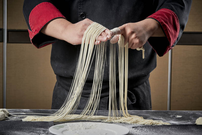 技艺精湛的拉面师在展示拉面制作
