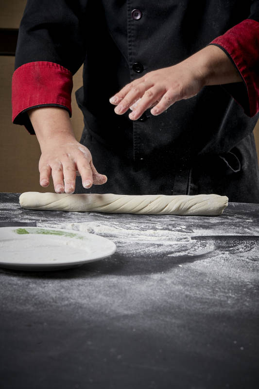 技艺精湛的拉面师在展示拉面制作