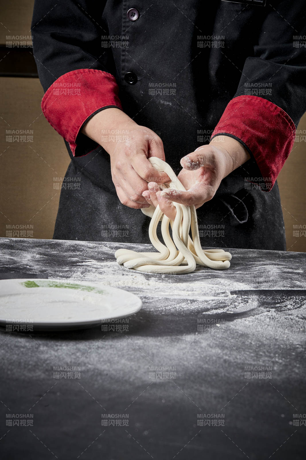 技艺精湛的拉面师在展示拉面制作