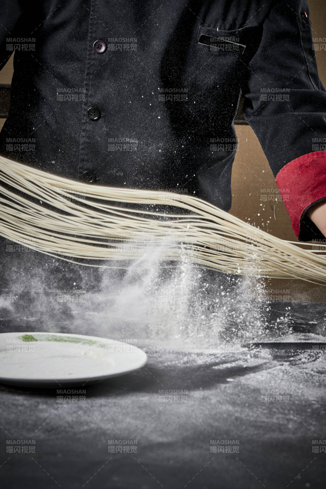 技艺精湛的拉面师在展示拉面制作