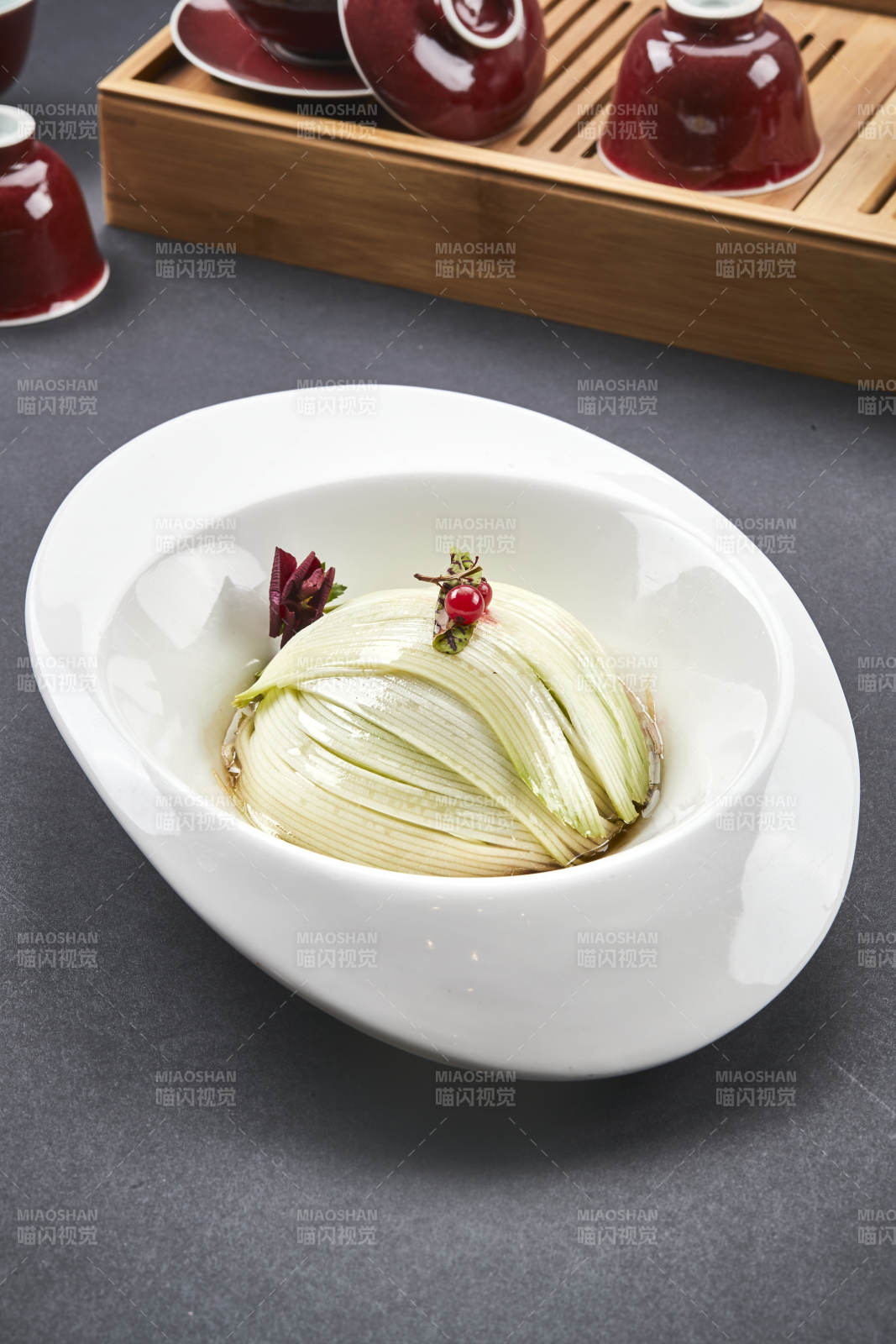 白色椭圆瓷盘装的凉拌浇汁西芹丝