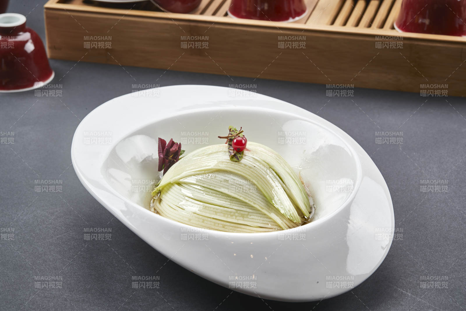 白色椭圆瓷盘装的凉拌浇汁西芹丝