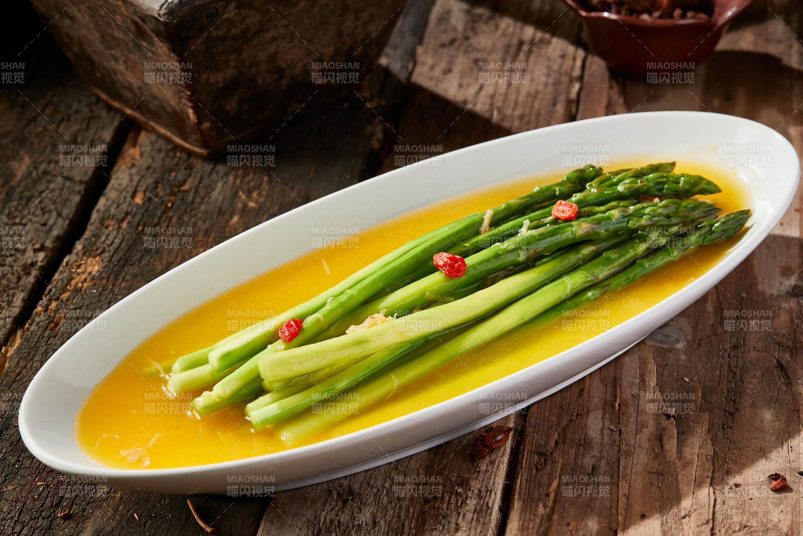 鮮雞湯枸杞澆汁蘆筍