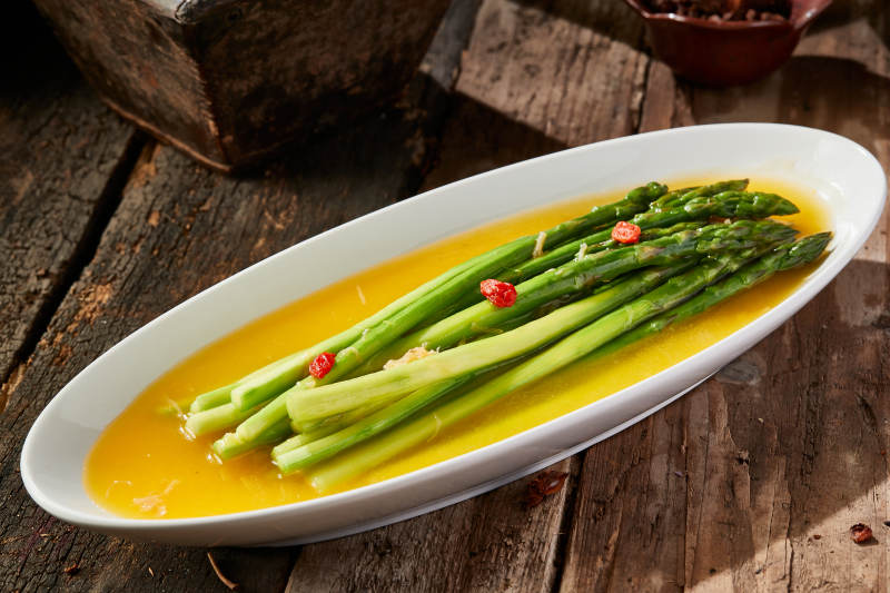 鮮雞湯枸杞澆汁蘆筍