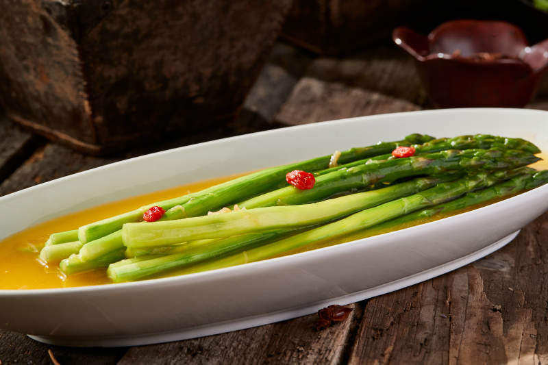 鮮雞湯枸杞澆汁蘆筍