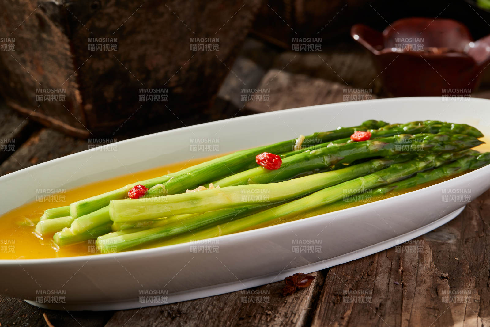 鮮雞湯枸杞澆汁蘆筍