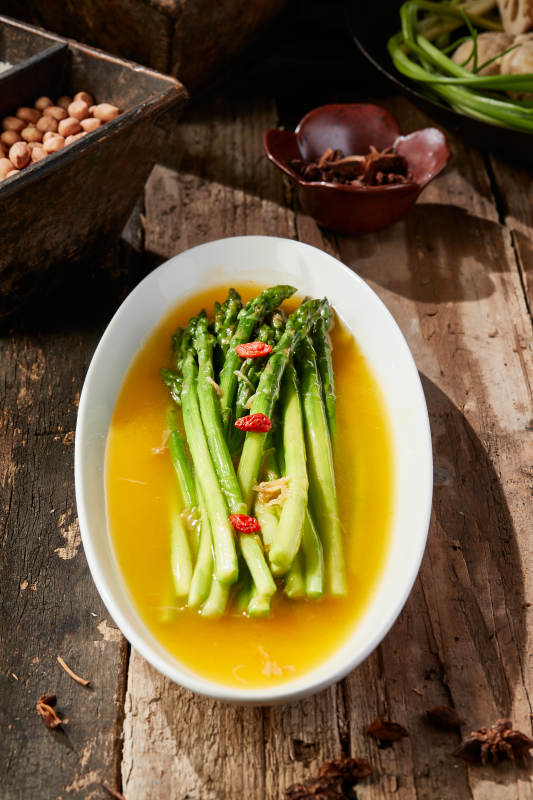 鮮雞湯枸杞澆汁蘆筍