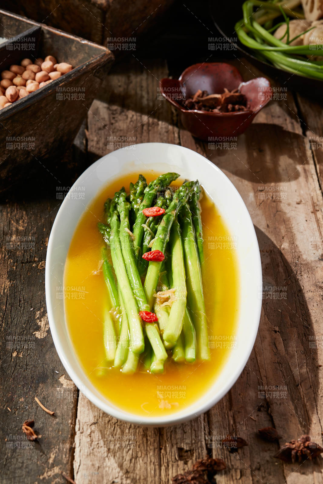 鮮雞湯枸杞澆汁蘆筍