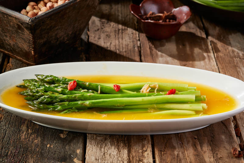 鮮雞湯枸杞澆汁蘆筍