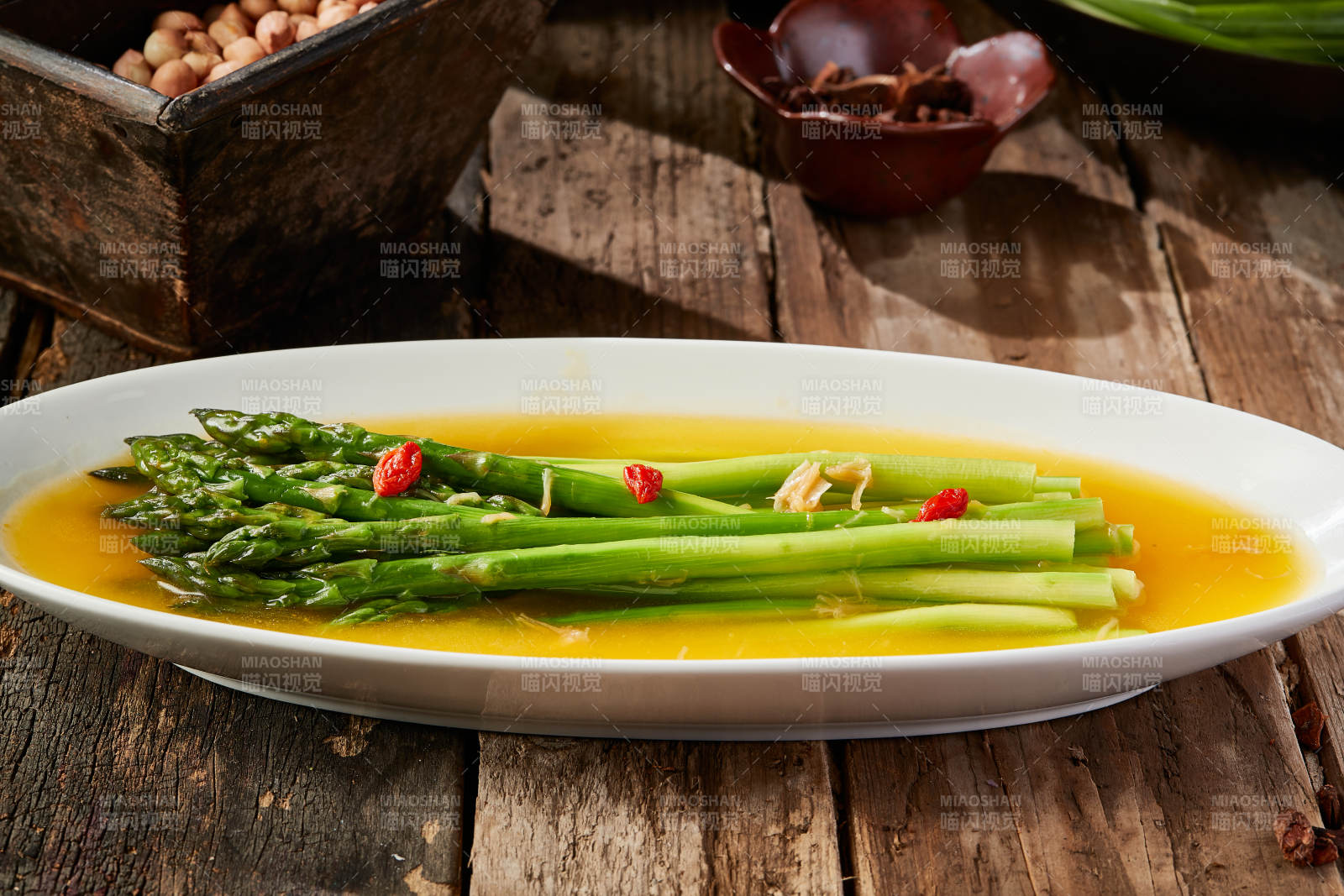 鮮雞湯枸杞澆汁蘆筍