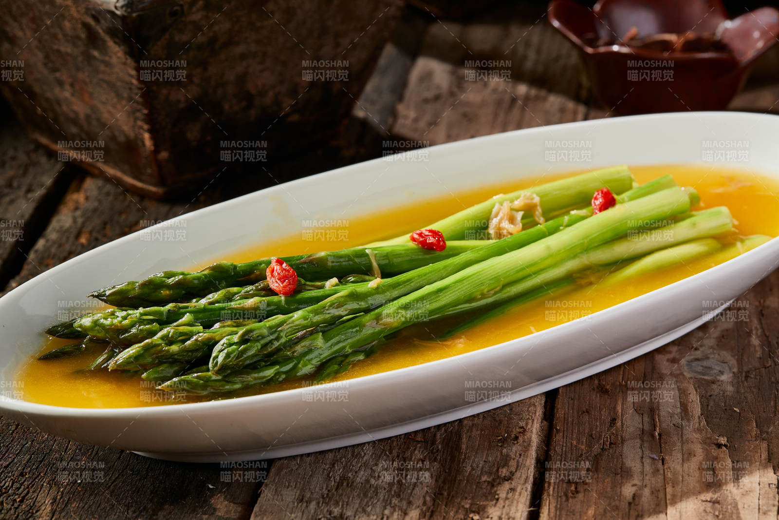 鮮雞湯枸杞澆汁蘆筍