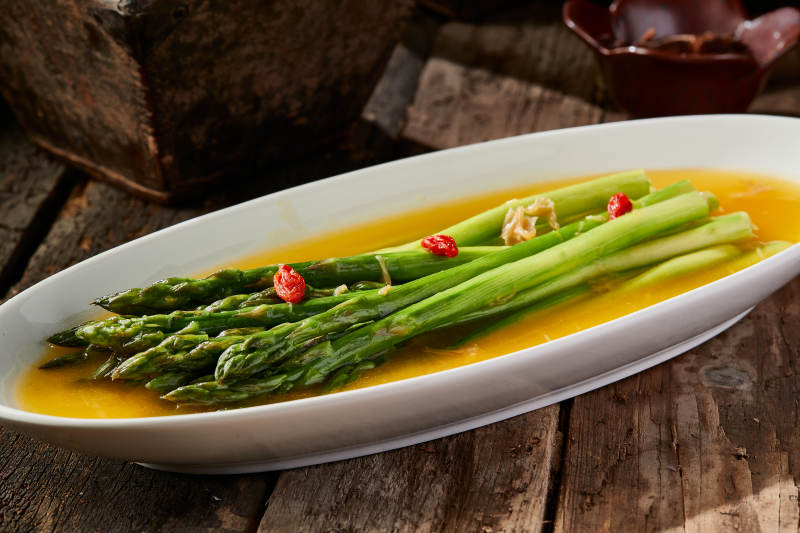 鮮雞湯枸杞澆汁蘆筍