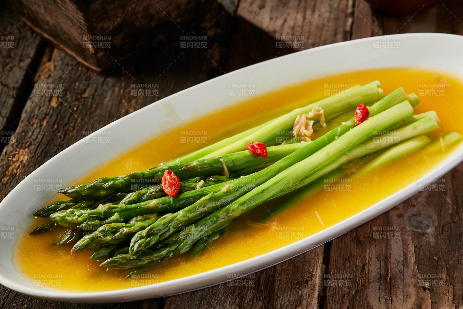 鮮雞湯枸杞澆汁蘆筍