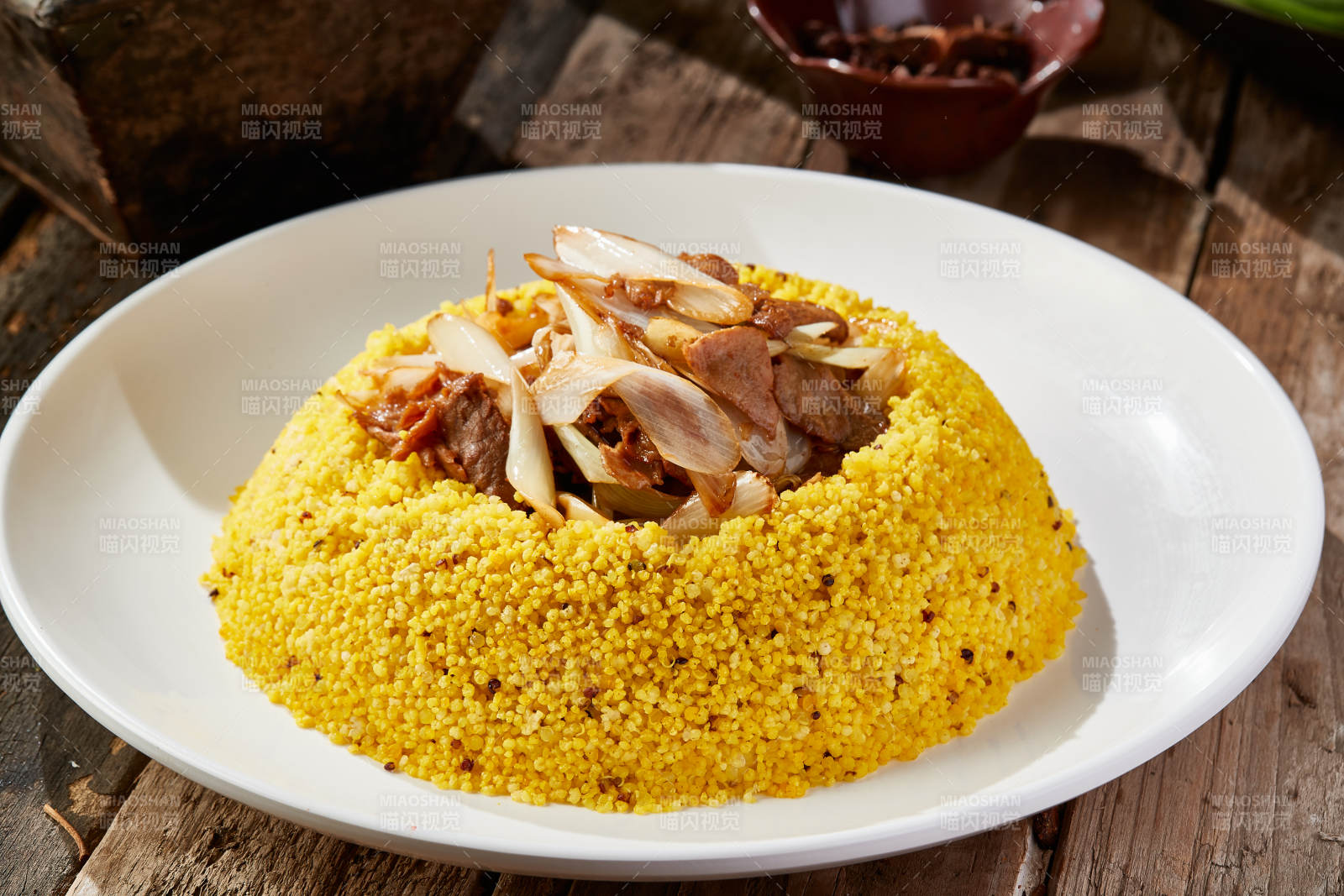 大蔥爆羊肉配小米蒸飯