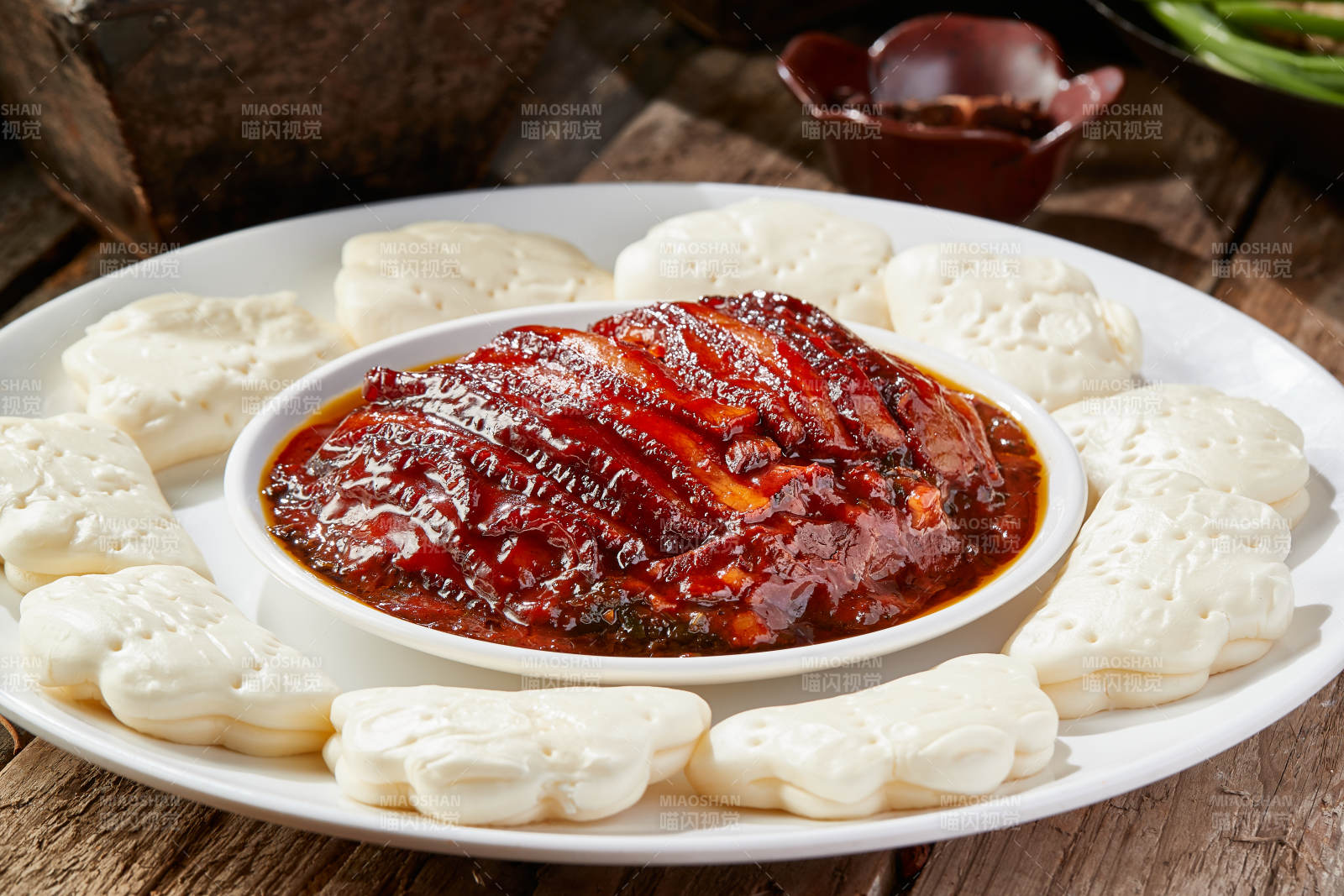 金牌扣肉配花饃