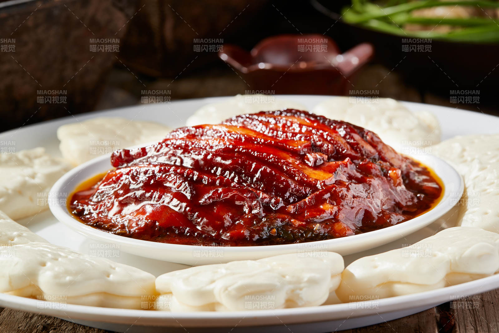 金牌扣肉配花饃