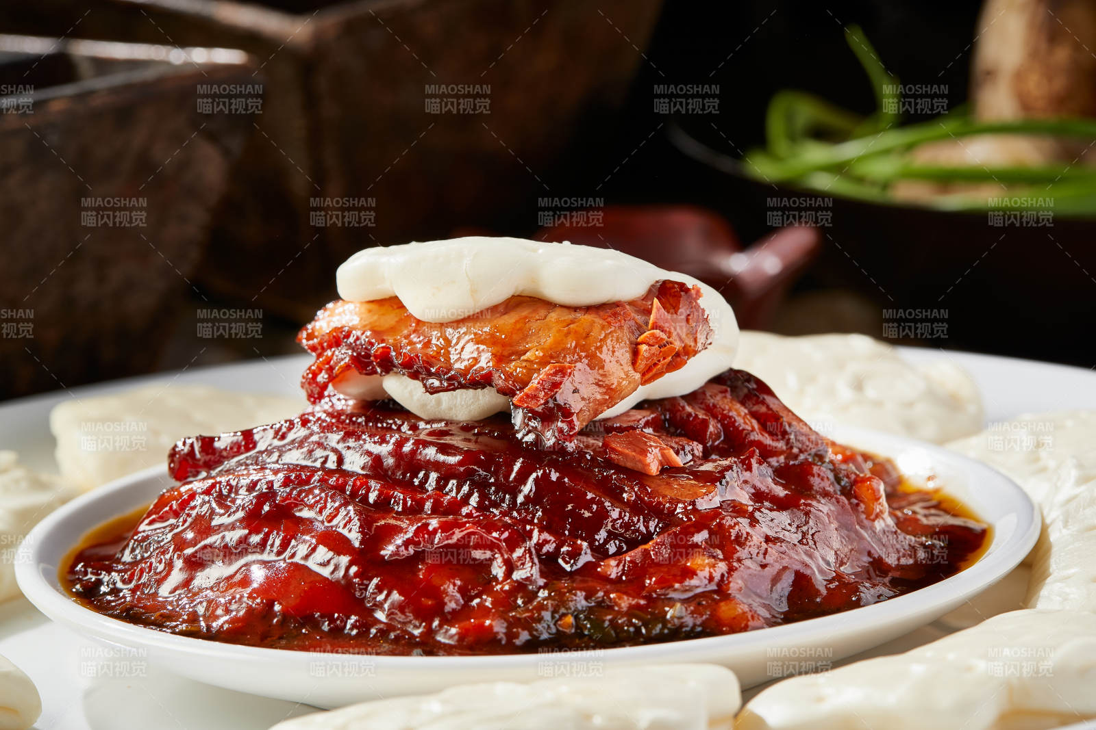 金牌扣肉配花饃