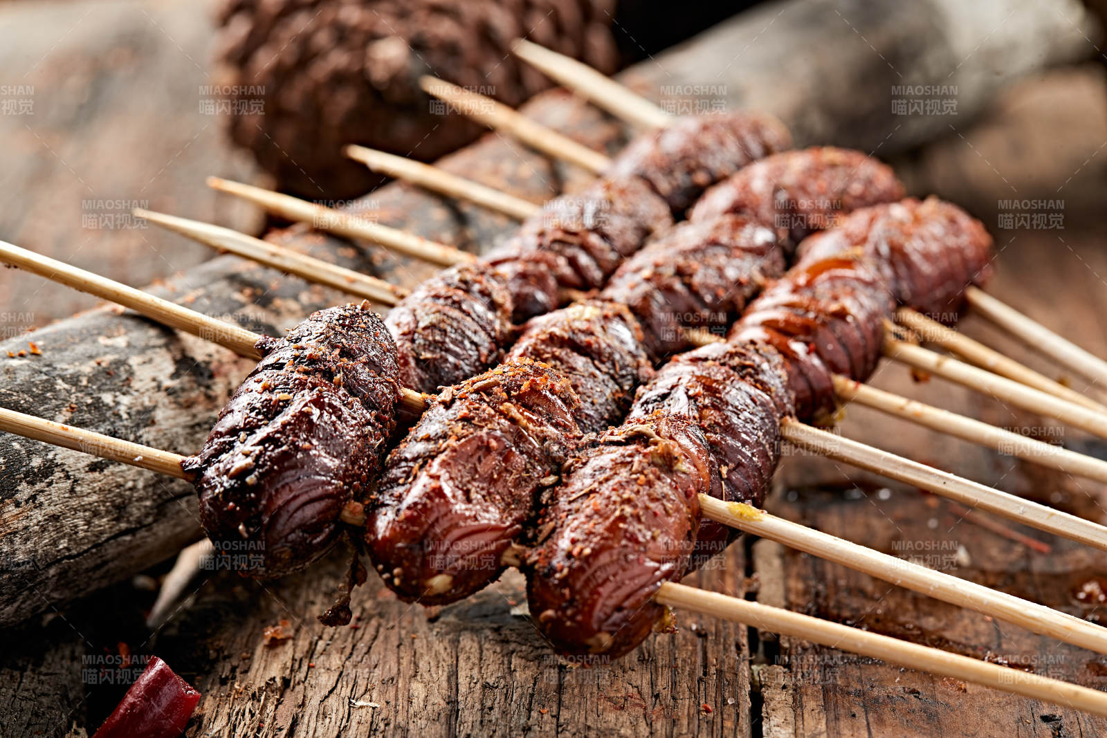 风味炭烤蚕蛹-摄影图