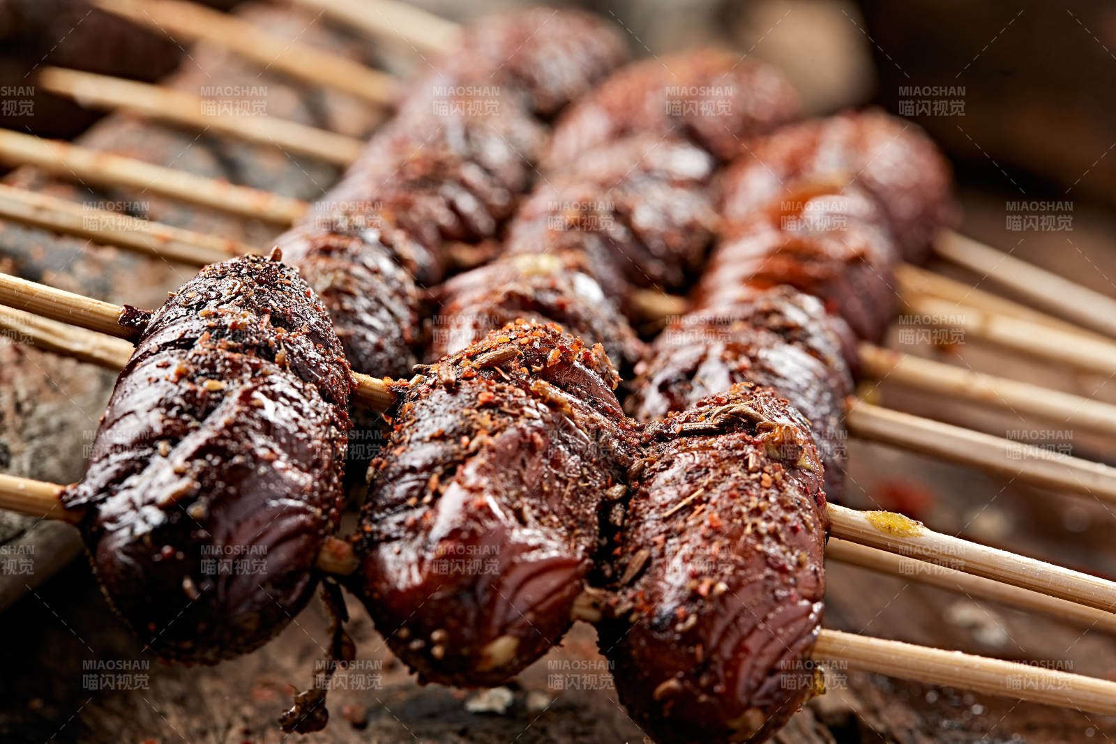 风味炭烤蚕蛹-摄影图