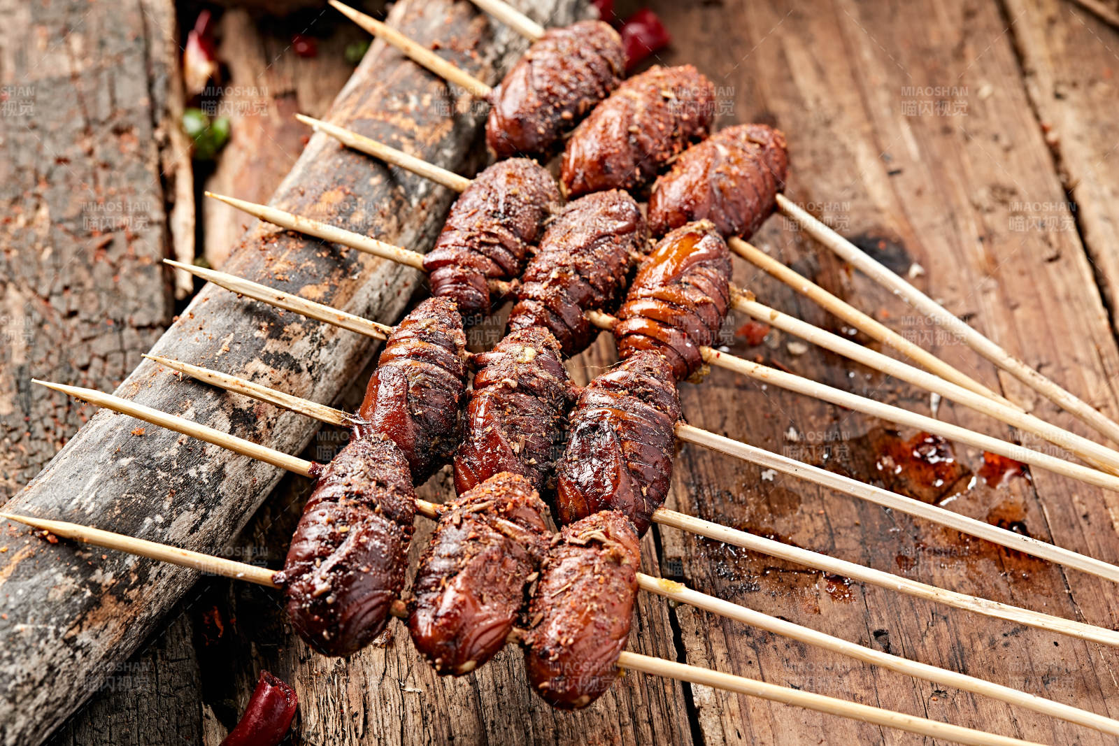 风味炭烤蚕蛹-摄影图