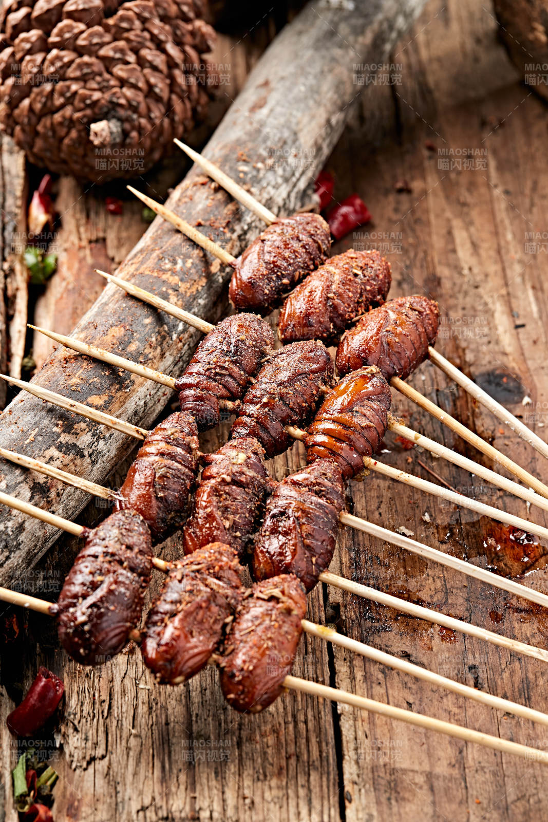 风味炭烤蚕蛹-摄影图