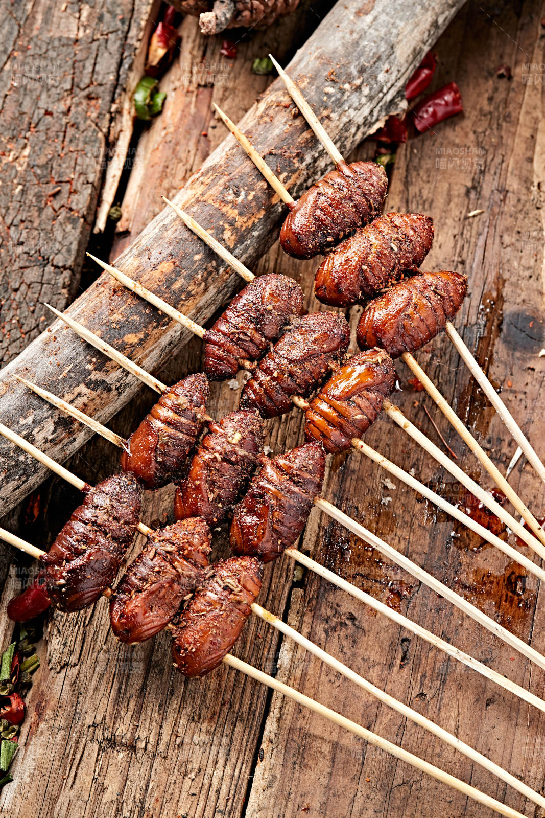 风味炭烤蚕蛹-摄影图