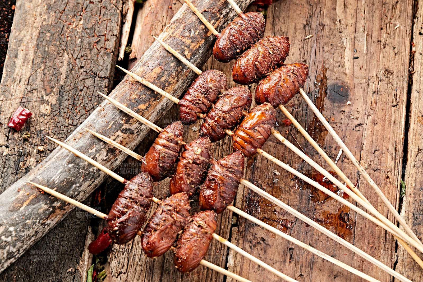 风味炭烤蚕蛹-摄影图