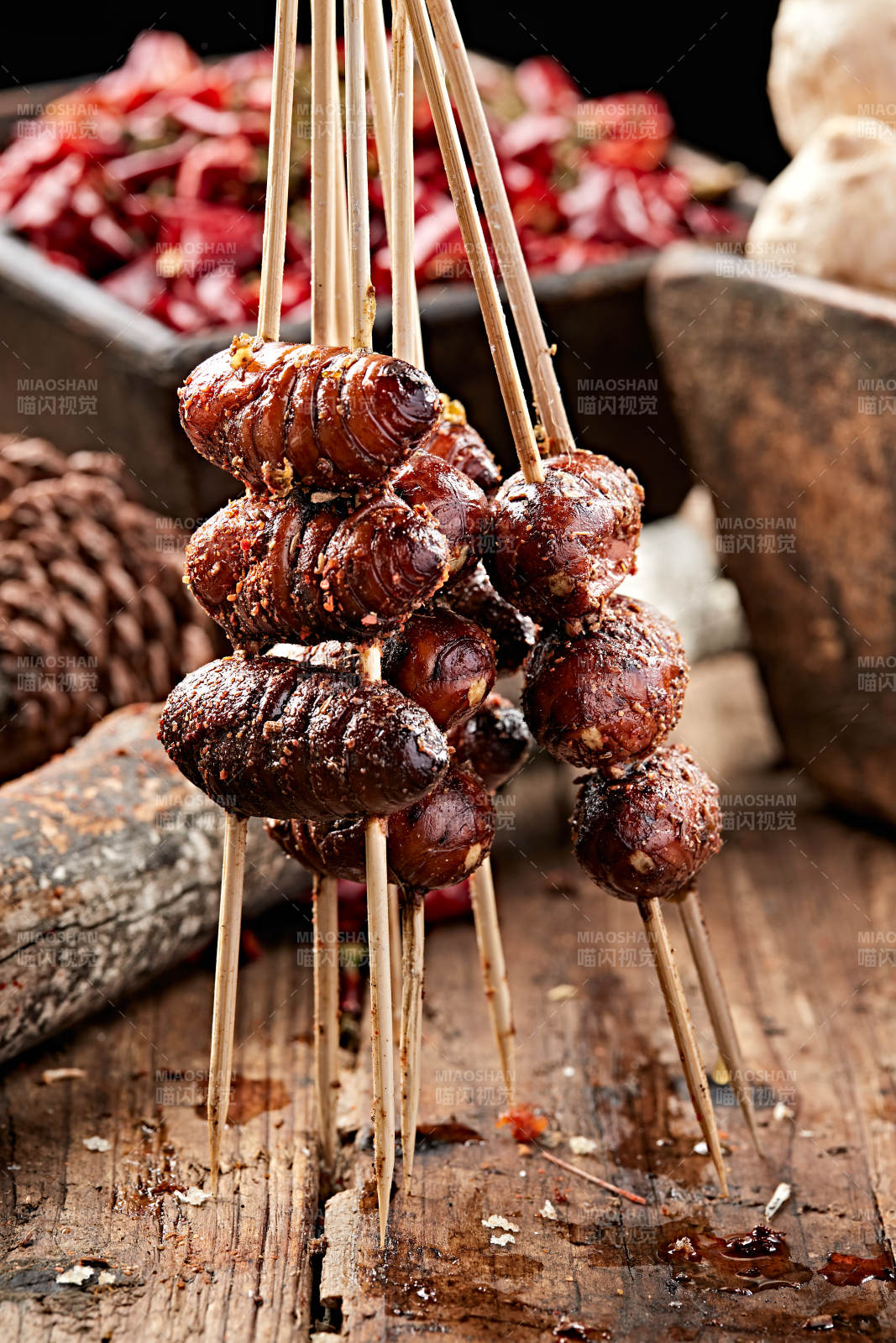 风味炭烤蚕蛹-摄影图