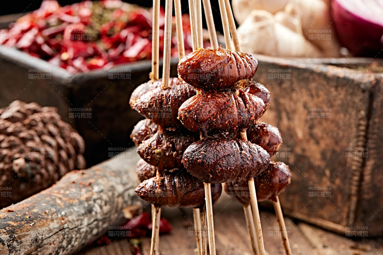 风味炭烤蚕蛹-摄影图