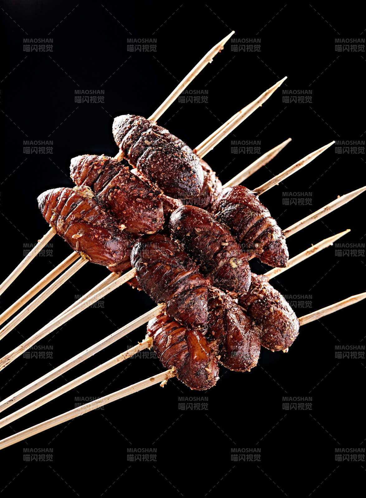 风味炭烤蚕蛹-摄影图