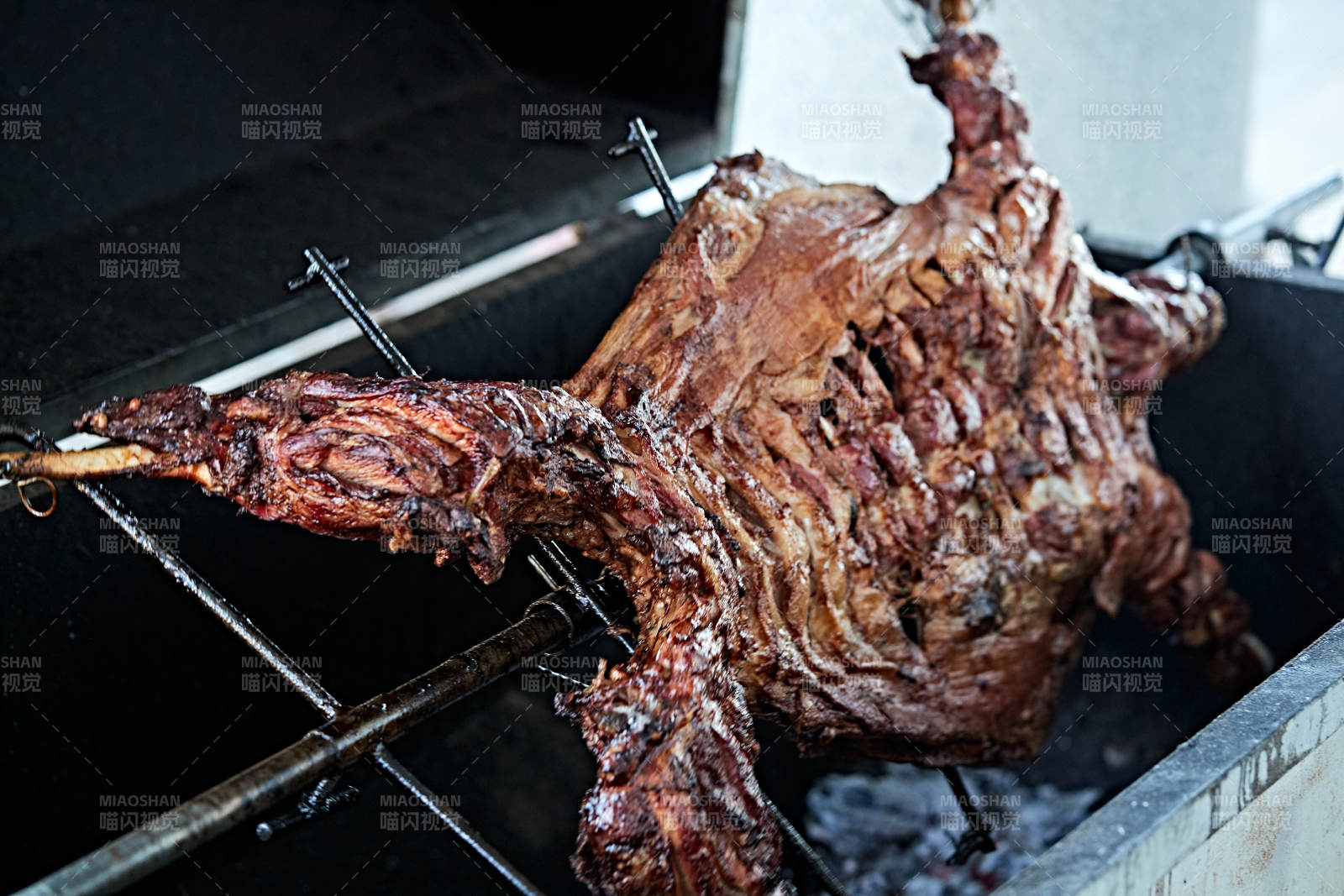 传统蒙餐烤全羊