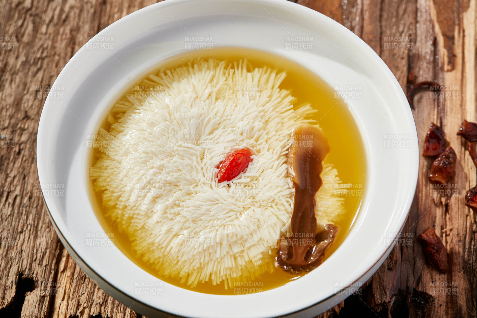 一品上汤炖文菊豆腐配山珍菌