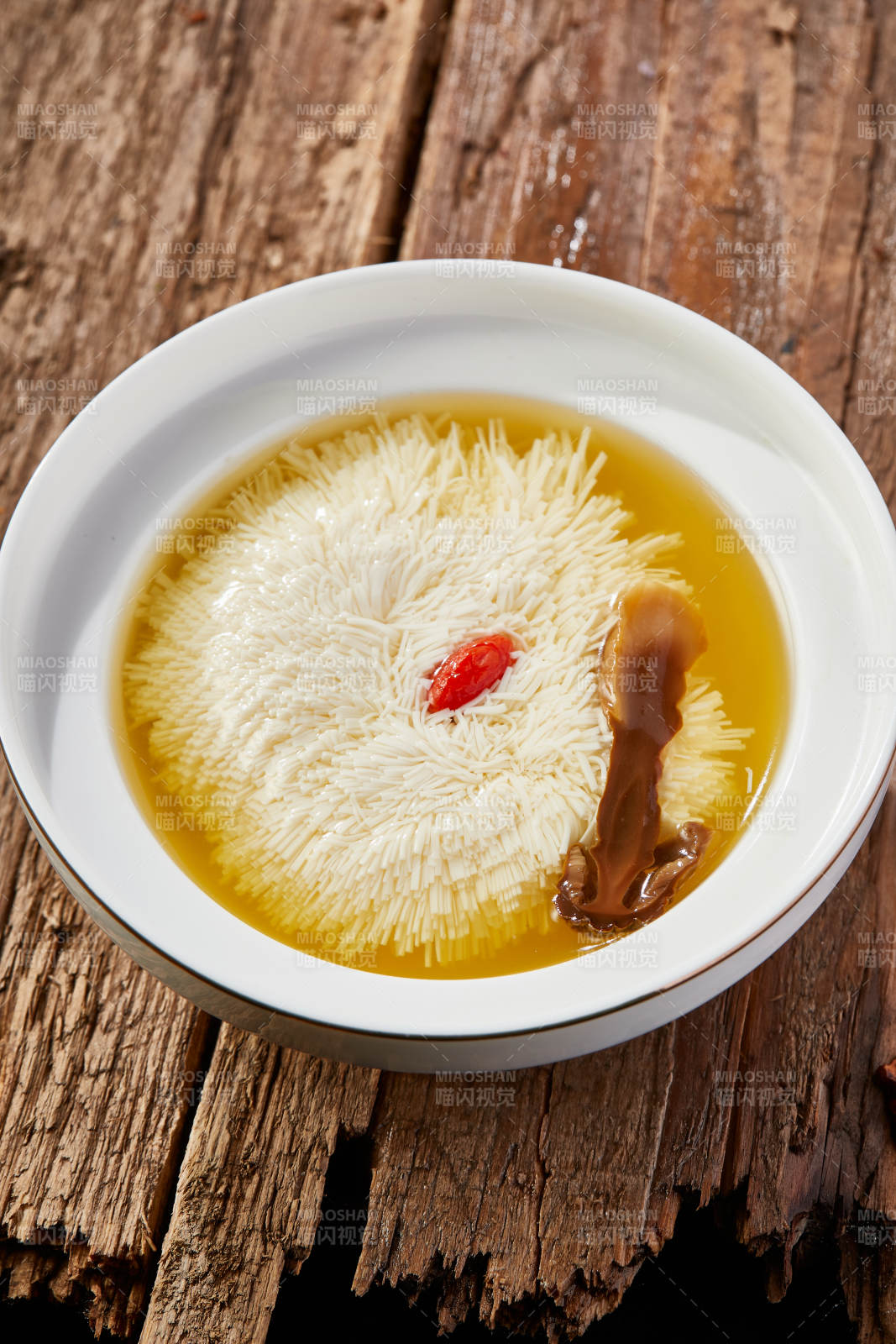 一品上汤炖文菊豆腐配山珍菌