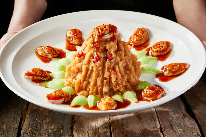 白色圆盘装的土豆焖鲍鱼