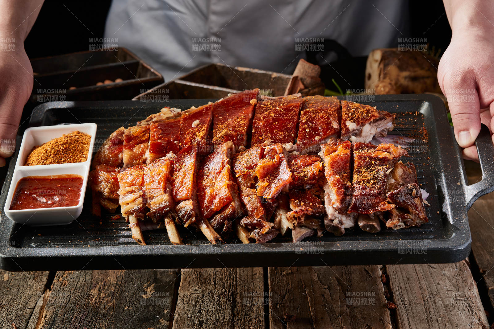 蒙餐炭火烤羊排