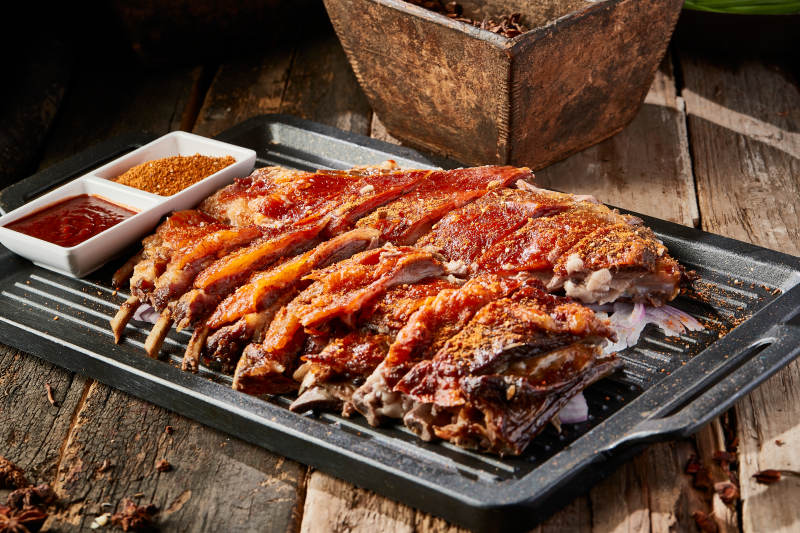 蒙餐炭火烤羊排