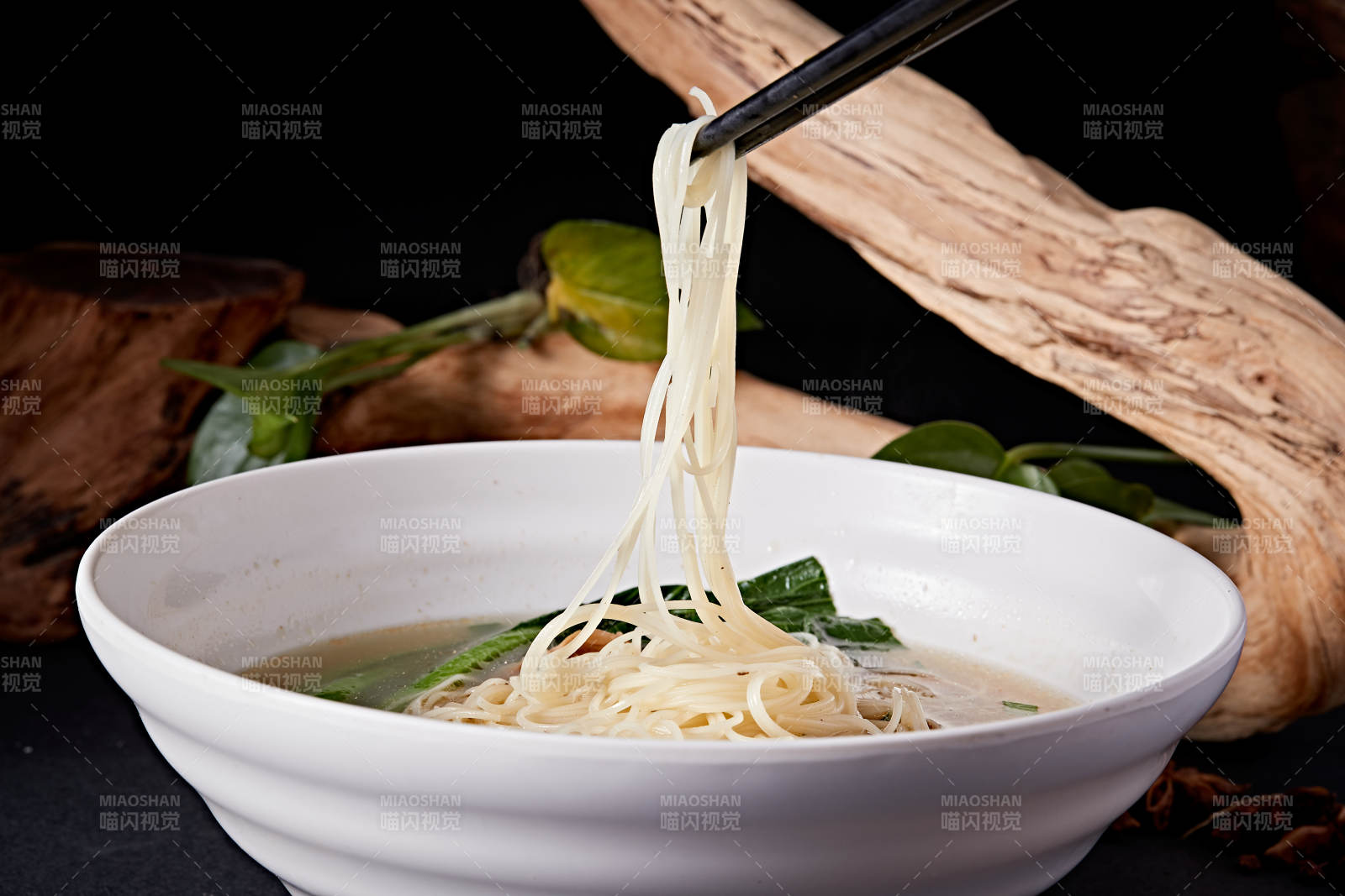 港式茶餐牛肉清湯米粉