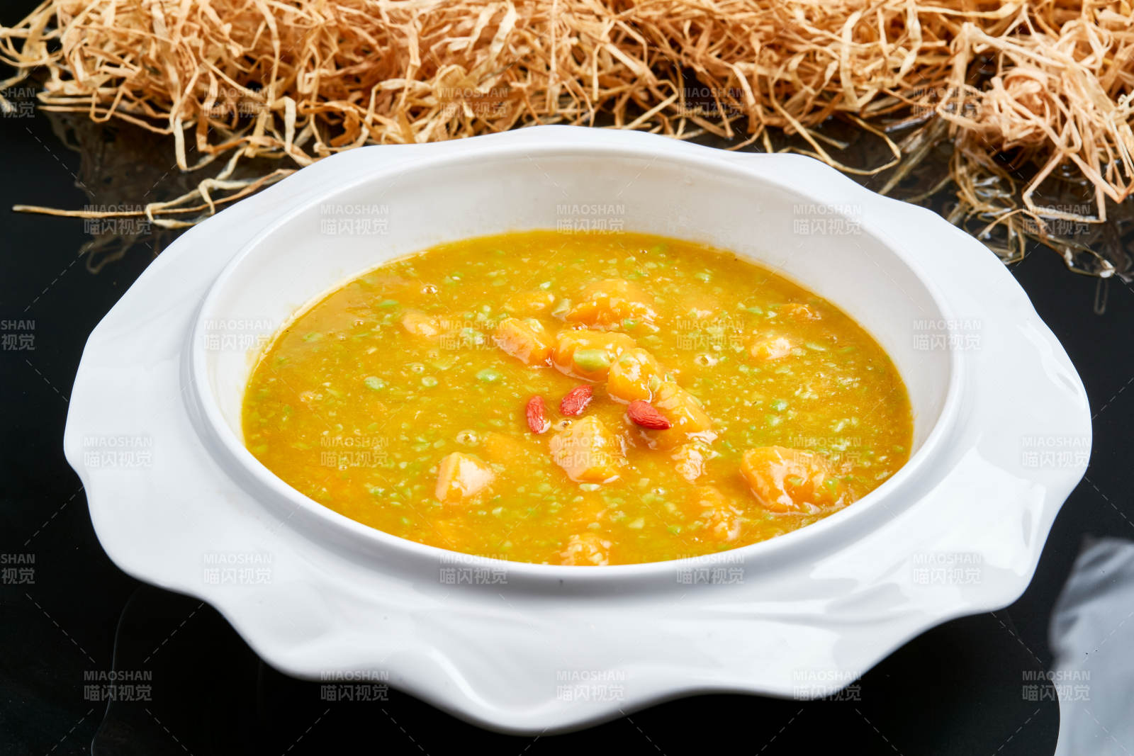 白色瓷餐具裝的濃香青豆金米南瓜羹
