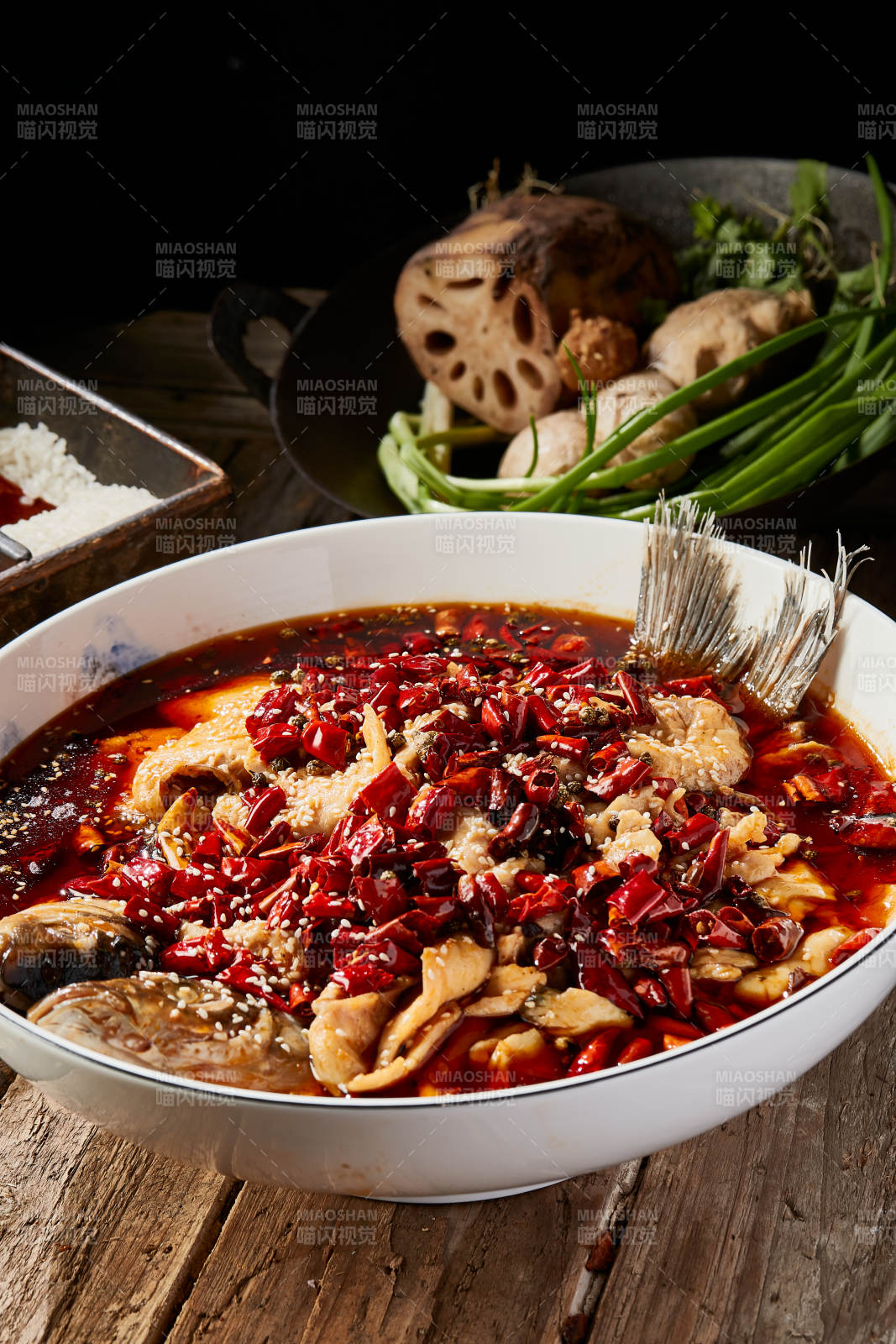 沸腾飘香水煮野生草鱼