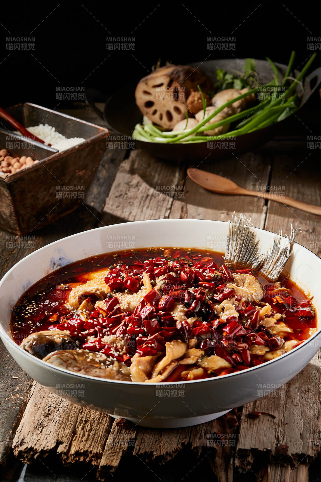 沸腾飘香水煮野生草鱼