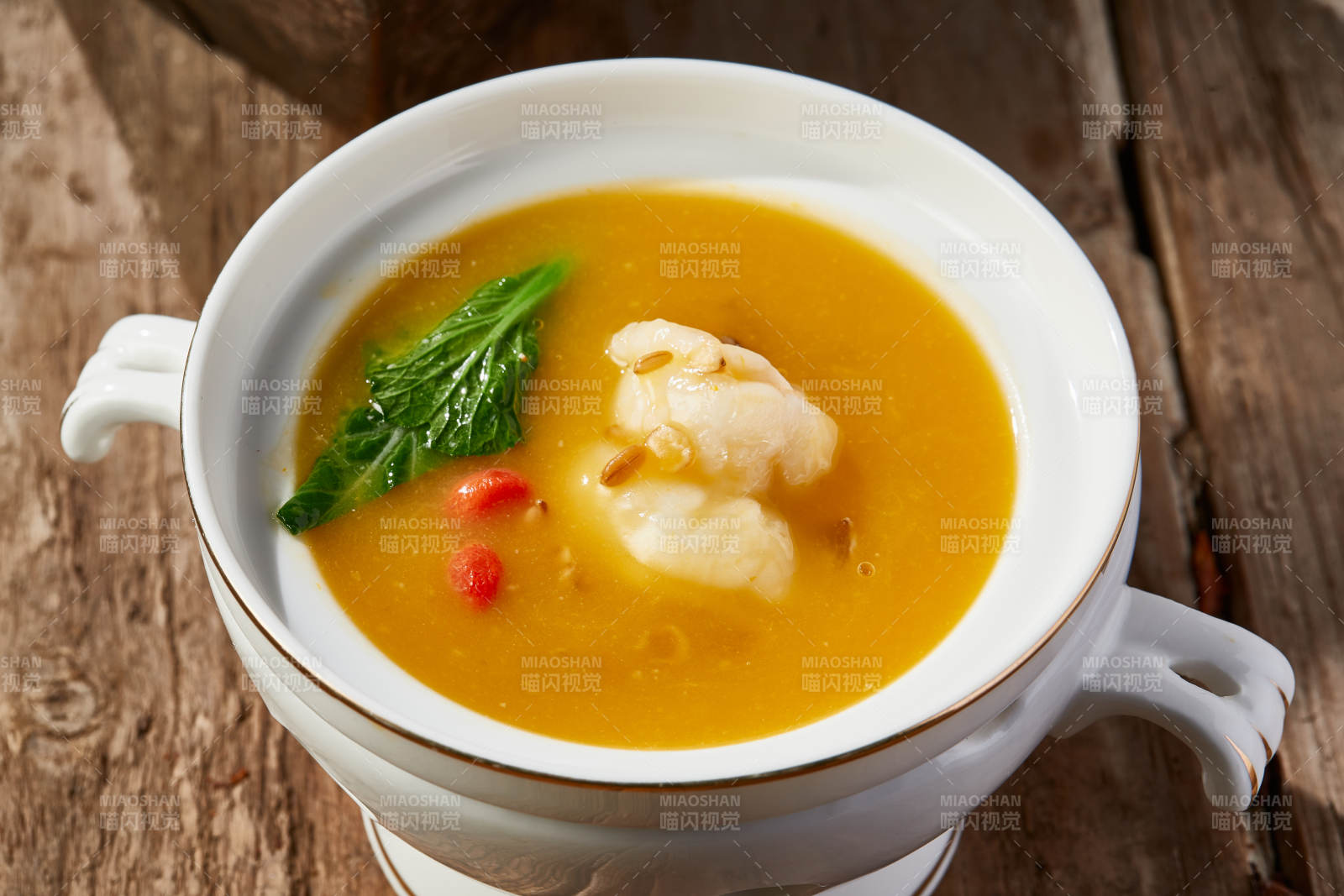 薏米浓汤枸杞炖虾仁