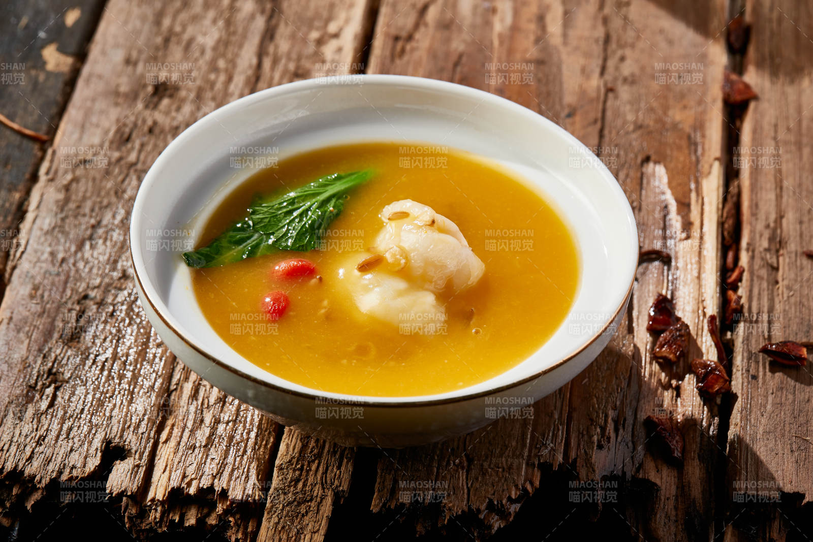 薏米濃湯枸杞燉蝦仁