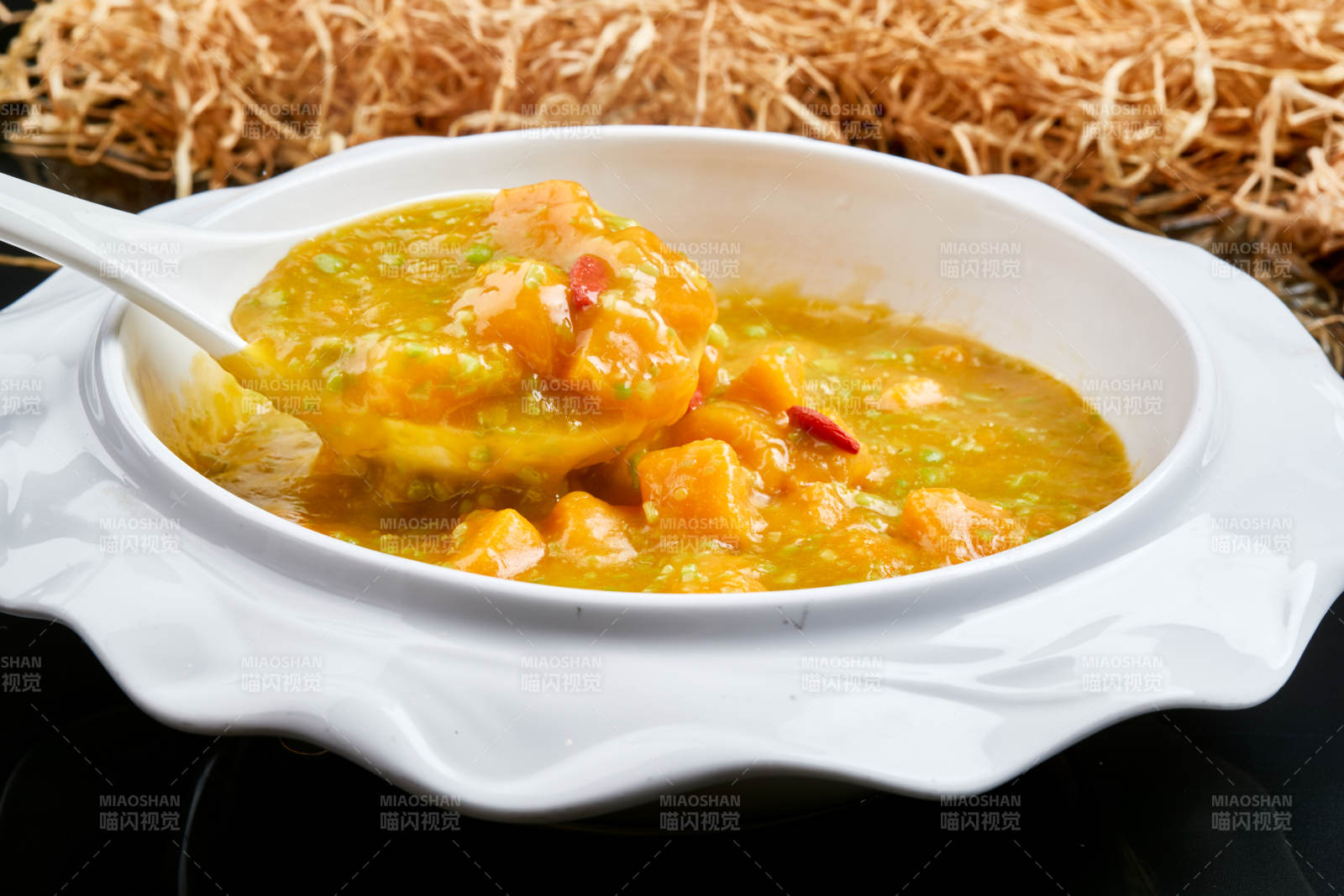 白色瓷餐具裝的濃香青豆金米南瓜羹