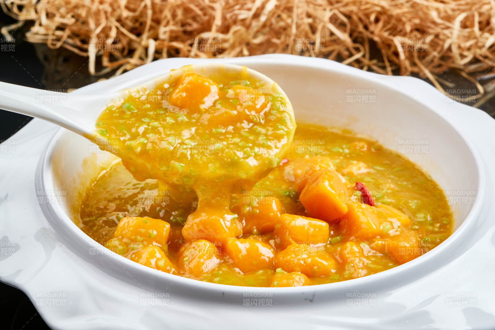 白色瓷餐具裝的濃香青豆金米南瓜羹