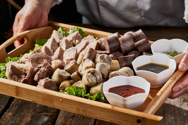 蒙餐血肠白肠肚包肉拼盘