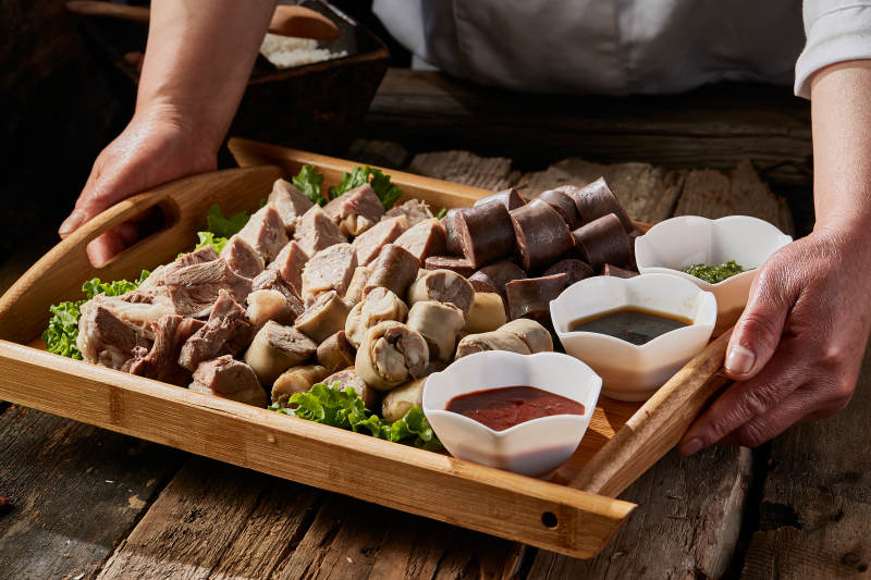 蒙餐血肠白肠肚包肉拼盘