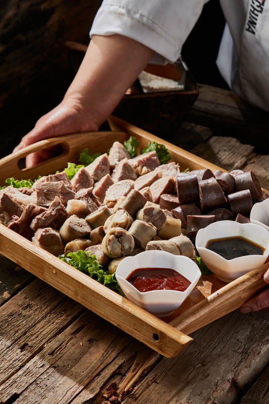 蒙餐血肠白肠肚包肉拼盘