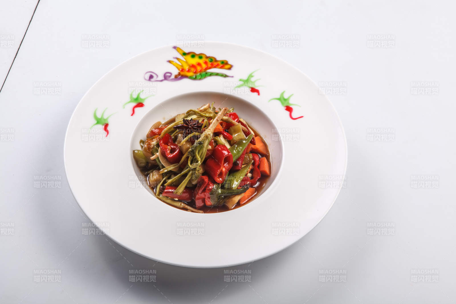 白色瓷盤裝的美味菜根香