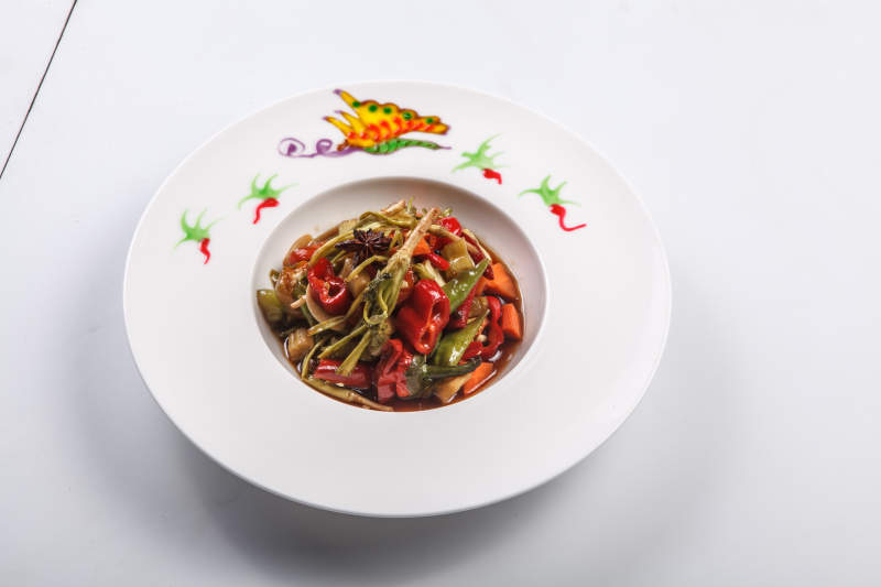 白色瓷盘装的美味菜根香